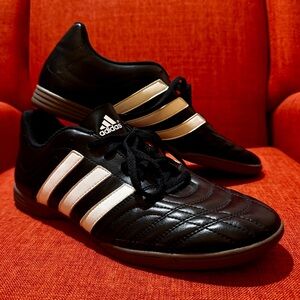 Adidas indoor soccer shoe - Black and white ART G16764 sz 11